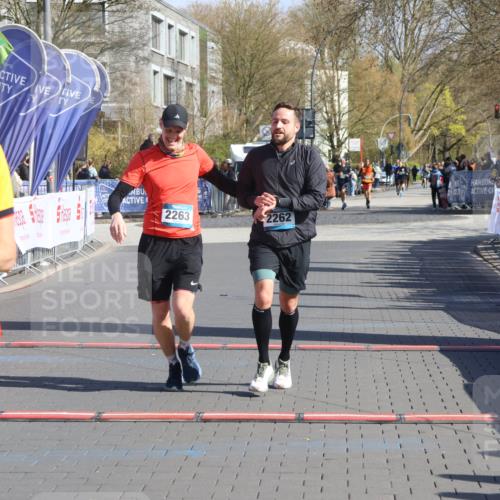 12.04.2026 - 45. Internationalen Wilhelmsburger Insellauf Strokosch-Dieckow http://msf.ph/oto/9454511 12.04.2026 10:42:40 Ziel 2262, 2263 meine-sportfotos.de