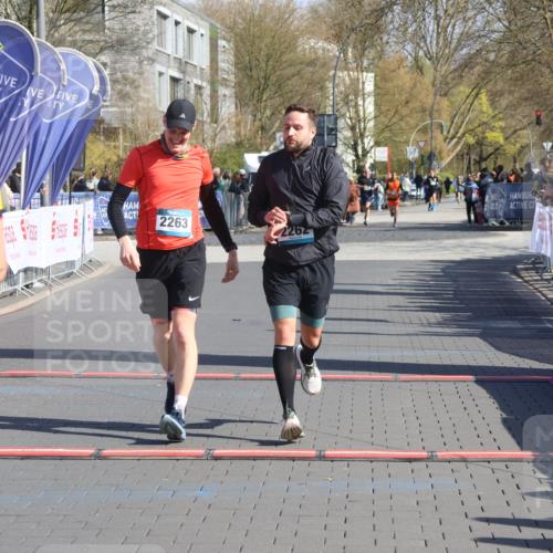 12.04.2026 - 45. Internationalen Wilhelmsburger Insellauf Strokosch-Dieckow http://msf.ph/oto/9454520 12.04.2026 10:42:40 Ziel 2262, 2263 meine-sportfotos.de