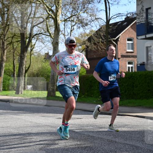 12.04.2026 - 45. Internationalen Wilhelmsburger Insellauf J. Mangold http://msf.ph/oto/9454522 12.04.2026 10:19:29 Ziel 2671, 2549, 3289, 5456, 2789, 5652, 3976, 4162, 4605 meine-sportfotos.de