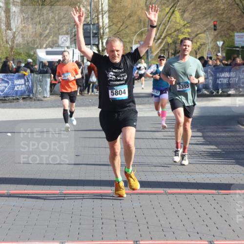 12.04.2026 - 45. Internationalen Wilhelmsburger Insellauf Strokosch-Dieckow http://msf.ph/oto/9454528 12.04.2026 10:29:55 Ziel 4027, 5804, 3355 meine-sportfotos.de