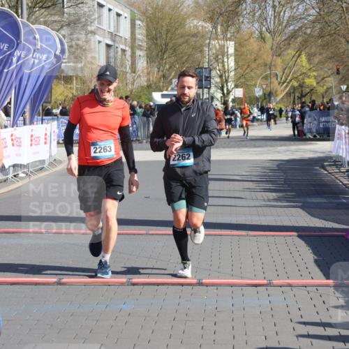 12.04.2026 - 45. Internationalen Wilhelmsburger Insellauf Strokosch-Dieckow http://msf.ph/oto/9454530 12.04.2026 10:42:40 Ziel 2262, 2263 meine-sportfotos.de