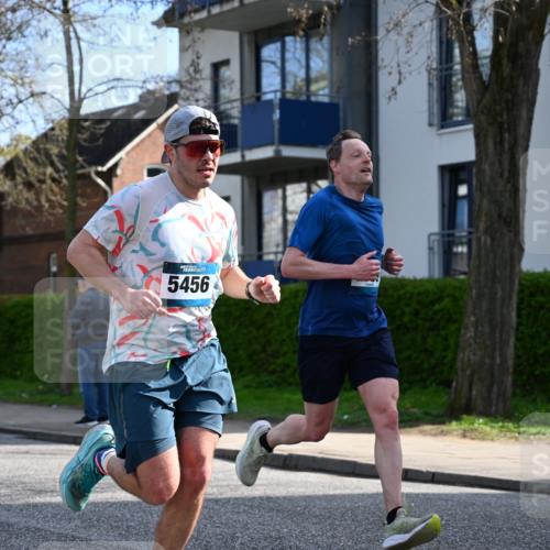 12.04.2026 - 45. Internationalen Wilhelmsburger Insellauf J. Mangold http://msf.ph/oto/9454539 12.04.2026 10:19:30 Ziel 2671, 2549, 3289, 5456, 2789, 5652, 3976, 4162, 4605 meine-sportfotos.de