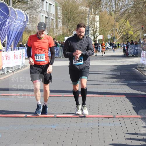 12.04.2026 - 45. Internationalen Wilhelmsburger Insellauf Strokosch-Dieckow http://msf.ph/oto/9454543 12.04.2026 10:42:40 Ziel 2262, 2263 meine-sportfotos.de