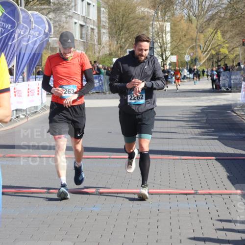 12.04.2026 - 45. Internationalen Wilhelmsburger Insellauf Strokosch-Dieckow http://msf.ph/oto/9454554 12.04.2026 10:42:40 Ziel 2262, 2263 meine-sportfotos.de