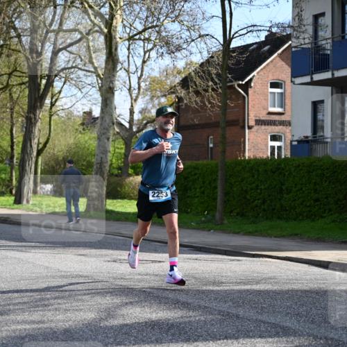 12.04.2026 - 45. Internationalen Wilhelmsburger Insellauf J. Mangold http://msf.ph/oto/9454599 12.04.2026 10:21:32 Ziel 2253, 3137, 3137, 3930, 3317, 3771, 2010 meine-sportfotos.de