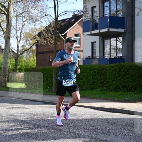 12.04.2026 - 45. Internationalen Wilhelmsburger Insellauf J. Mangold http://msf.ph/oto/9454608 12.04.2026 10:21:33 Ziel 2253, 3137, 3930, 3317, 3771, 3771, 2010 meine-sportfotos.de