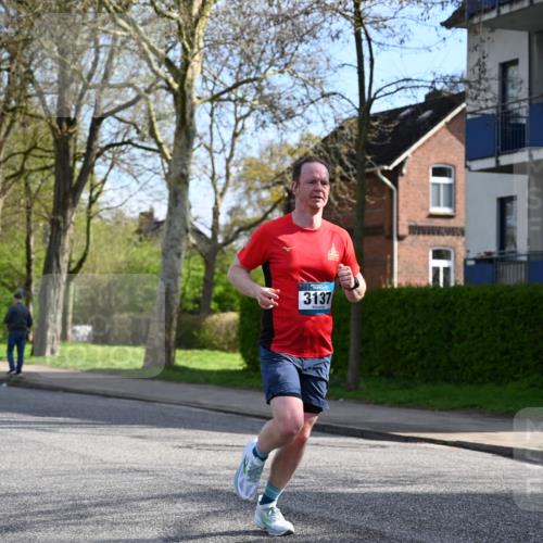 12.04.2026 - 45. Internationalen Wilhelmsburger Insellauf J. Mangold http://msf.ph/oto/9454622 12.04.2026 10:21:49 Ziel 3137, 3930, 3317, 3771, 2010, 3053, 4694, 5507 meine-sportfotos.de