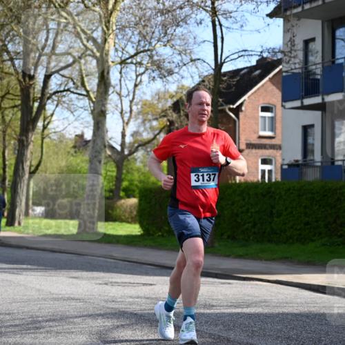 12.04.2026 - 45. Internationalen Wilhelmsburger Insellauf J. Mangold http://msf.ph/oto/9454624 12.04.2026 10:21:49 Ziel 3137, 3930, 3317, 3771, 2010, 3053, 4694, 5507 meine-sportfotos.de