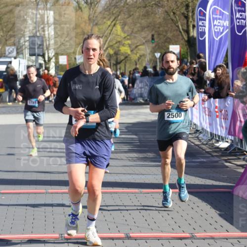 12.04.2026 - 45. Internationalen Wilhelmsburger Insellauf Strokosch-Dieckow http://msf.ph/oto/9454742 12.04.2026 10:43:14 Ziel 2724, 2500, 3021, 5751 meine-sportfotos.de