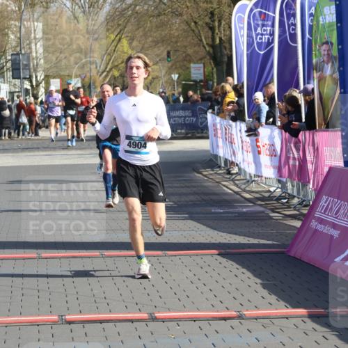12.04.2026 - 45. Internationalen Wilhelmsburger Insellauf Strokosch-Dieckow http://msf.ph/oto/9454744 12.04.2026 10:30:30 Ziel 4904, 5534 meine-sportfotos.de