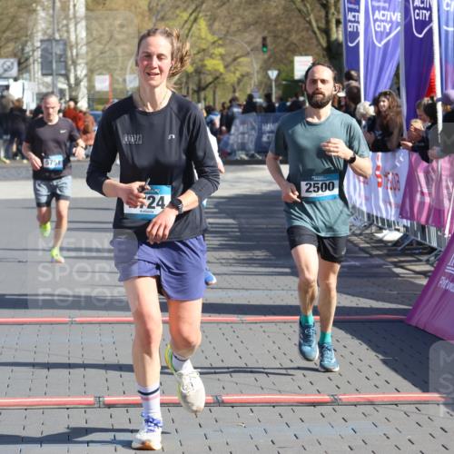 12.04.2026 - 45. Internationalen Wilhelmsburger Insellauf Strokosch-Dieckow http://msf.ph/oto/9454757 12.04.2026 10:43:15 Ziel 2724, 2500, 3021, 5751, 5794 meine-sportfotos.de