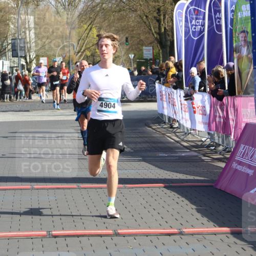 12.04.2026 - 45. Internationalen Wilhelmsburger Insellauf Strokosch-Dieckow http://msf.ph/oto/9454758 12.04.2026 10:30:30 Ziel 4904, 5534 meine-sportfotos.de