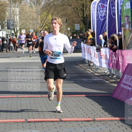 12.04.2026 - 45. Internationalen Wilhelmsburger Insellauf Strokosch-Dieckow http://msf.ph/oto/9454761 12.04.2026 10:30:30 Ziel 4904, 5534 meine-sportfotos.de