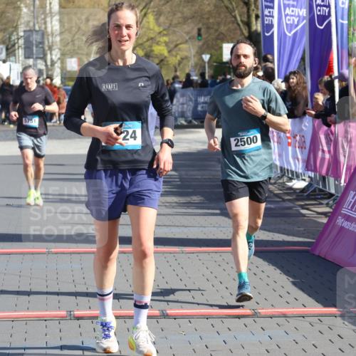 12.04.2026 - 45. Internationalen Wilhelmsburger Insellauf Strokosch-Dieckow http://msf.ph/oto/9454762 12.04.2026 10:43:15 Ziel 2724, 2500, 3021, 5751, 5794 meine-sportfotos.de