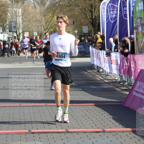 12.04.2026 - 45. Internationalen Wilhelmsburger Insellauf Strokosch-Dieckow http://msf.ph/oto/9454767 12.04.2026 10:30:30 Ziel 4904, 5534 meine-sportfotos.de