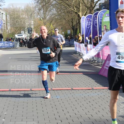 12.04.2026 - 45. Internationalen Wilhelmsburger Insellauf Strokosch-Dieckow http://msf.ph/oto/9454776 12.04.2026 10:30:33 Ziel 4904, 5534, 3845 meine-sportfotos.de