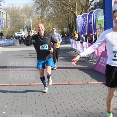 12.04.2026 - 45. Internationalen Wilhelmsburger Insellauf Strokosch-Dieckow http://msf.ph/oto/9454785 12.04.2026 10:30:33 Ziel 4904, 5534, 3845 meine-sportfotos.de