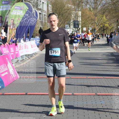 12.04.2026 - 45. Internationalen Wilhelmsburger Insellauf Strokosch-Dieckow http://msf.ph/oto/9454800 12.04.2026 10:43:21 Ziel 5751, 5794, 3779, 5840 meine-sportfotos.de
