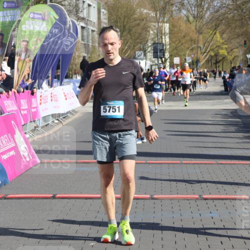 12.04.2026 - 45. Internationalen Wilhelmsburger Insellauf Strokosch-Dieckow http://msf.ph/oto/9454811 12.04.2026 10:43:21 Ziel 5751, 5794, 3779, 5840 meine-sportfotos.de