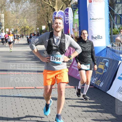 12.04.2026 - 45. Internationalen Wilhelmsburger Insellauf Strokosch-Dieckow http://msf.ph/oto/9454820 12.04.2026 10:43:22 Ziel 5751, 5794, 3779, 5840 meine-sportfotos.de