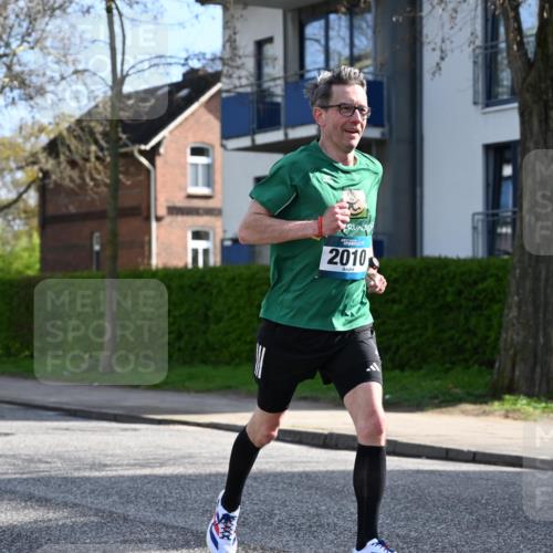 12.04.2026 - 45. Internationalen Wilhelmsburger Insellauf J. Mangold http://msf.ph/oto/9454833 12.04.2026 10:22:07 Ziel 3771, 2010, 3053, 4694, 5507, 5561, 3963, 5271 meine-sportfotos.de