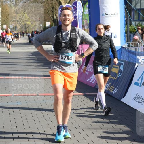 12.04.2026 - 45. Internationalen Wilhelmsburger Insellauf Strokosch-Dieckow http://msf.ph/oto/9454846 12.04.2026 10:43:22 Ziel 5751, 5794, 3779, 5840 meine-sportfotos.de