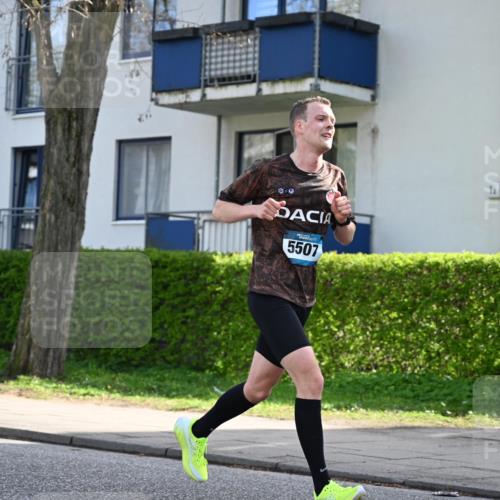 12.04.2026 - 45. Internationalen Wilhelmsburger Insellauf J. Mangold http://msf.ph/oto/9454868 12.04.2026 10:22:26 Ziel 3053, 4694, 5507, 5561, 3963, 5271, 5271, 4384, 4291, 2383 meine-sportfotos.de