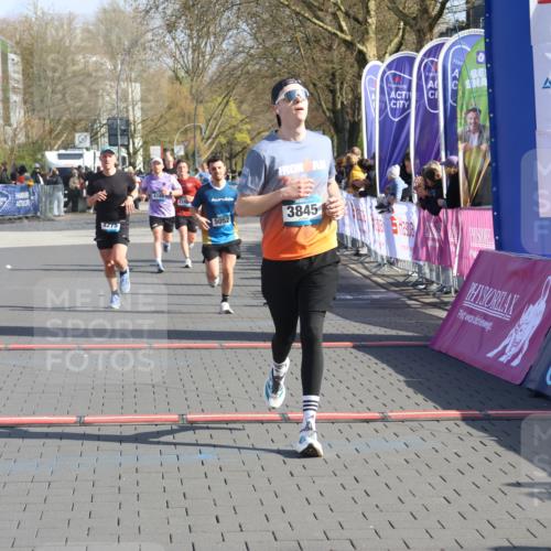 12.04.2026 - 45. Internationalen Wilhelmsburger Insellauf Strokosch-Dieckow http://msf.ph/oto/9454896 12.04.2026 10:30:35 Ziel 5534, 3845, 5052, 4275 meine-sportfotos.de