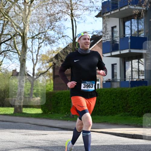 12.04.2026 - 45. Internationalen Wilhelmsburger Insellauf J. Mangold http://msf.ph/oto/9454907 12.04.2026 10:22:38 Ziel 5561, 3963, 5271, 4384, 4291, 2383, 3776 meine-sportfotos.de