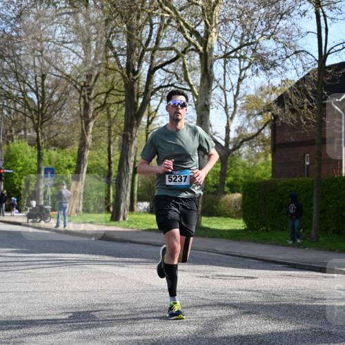 12.04.2026 - 45. Internationalen Wilhelmsburger Insellauf J. Mangold http://msf.ph/oto/9454998 12.04.2026 10:23:30 Ziel 5812, 4953, 5237, 4381, 4566, 3561, 4492, 5684, 3476, 2702, 3351, 3351 meine-sportfotos.de