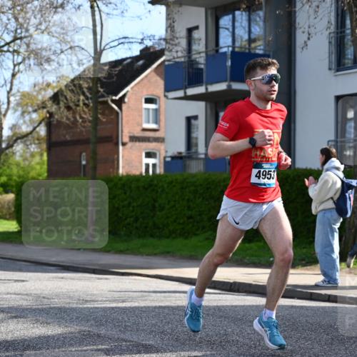 12.04.2026 - 45. Internationalen Wilhelmsburger Insellauf J. Mangold http://msf.ph/oto/9455017 12.04.2026 10:23:36 Ziel 4953, 5237, 4381, 4566, 3561, 4492, 5684, 3476, 2702, 3351, 3813 meine-sportfotos.de