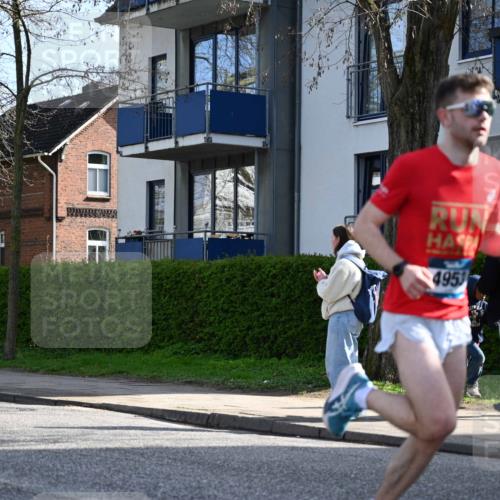12.04.2026 - 45. Internationalen Wilhelmsburger Insellauf J. Mangold http://msf.ph/oto/9455022 12.04.2026 10:23:36 Ziel 4953, 5237, 4381, 4566, 3561, 4492, 5684, 3476, 2702, 3351, 3813 meine-sportfotos.de