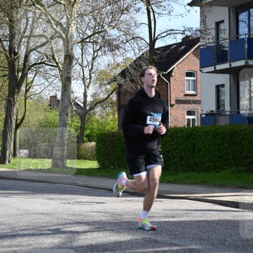 12.04.2026 - 45. Internationalen Wilhelmsburger Insellauf J. Mangold http://msf.ph/oto/9455042 12.04.2026 10:23:39 Ziel 4953, 5237, 4381, 4566, 3561, 4492, 5684, 3476, 2702, 3351, 3813 meine-sportfotos.de