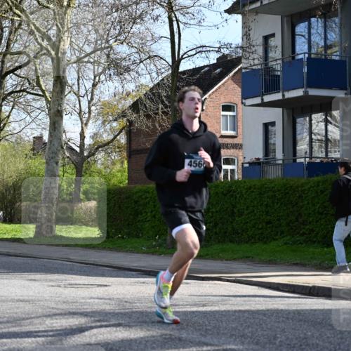 12.04.2026 - 45. Internationalen Wilhelmsburger Insellauf J. Mangold http://msf.ph/oto/9455043 12.04.2026 10:23:39 Ziel 4953, 5237, 4381, 4566, 3561, 4492, 5684, 3476, 2702, 3351, 3813 meine-sportfotos.de