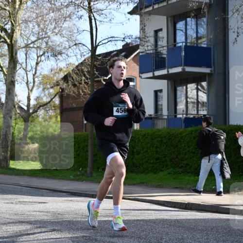 12.04.2026 - 45. Internationalen Wilhelmsburger Insellauf J. Mangold http://msf.ph/oto/9455045 12.04.2026 10:23:39 Ziel 4953, 5237, 4381, 4566, 3561, 4492, 5684, 3476, 2702, 3351, 3813 meine-sportfotos.de