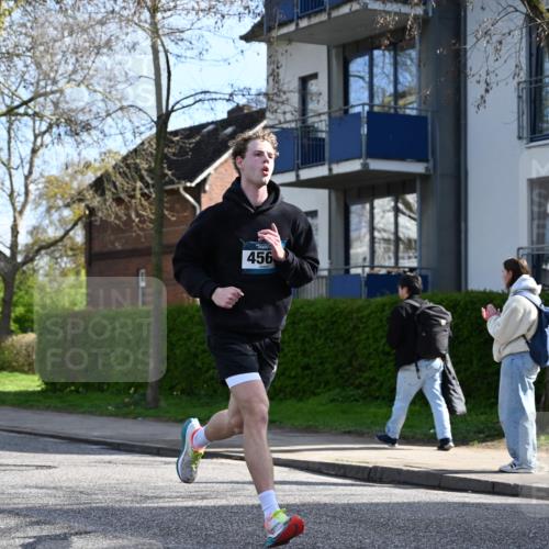 12.04.2026 - 45. Internationalen Wilhelmsburger Insellauf J. Mangold http://msf.ph/oto/9455047 12.04.2026 10:23:39 Ziel 4953, 5237, 4381, 4566, 3561, 4492, 5684, 3476, 2702, 3351, 3813 meine-sportfotos.de