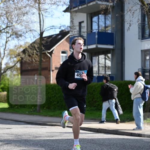 12.04.2026 - 45. Internationalen Wilhelmsburger Insellauf J. Mangold http://msf.ph/oto/9455048 12.04.2026 10:23:39 Ziel 4953, 5237, 4381, 4566, 3561, 4492, 5684, 3476, 2702, 3351, 3813 meine-sportfotos.de