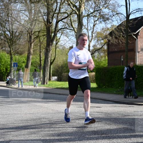 12.04.2026 - 45. Internationalen Wilhelmsburger Insellauf J. Mangold http://msf.ph/oto/9455110 12.04.2026 10:24:00 Ziel 3476, 2702, 3351, 3813, 4052, 2595, 2595, 4143 meine-sportfotos.de