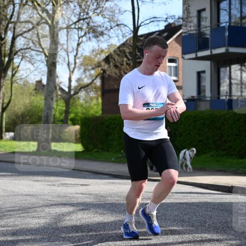 12.04.2026 - 45. Internationalen Wilhelmsburger Insellauf J. Mangold http://msf.ph/oto/9455120 12.04.2026 10:24:00 Ziel 3476, 2702, 3351, 3813, 4052, 2595, 2595, 4143 meine-sportfotos.de