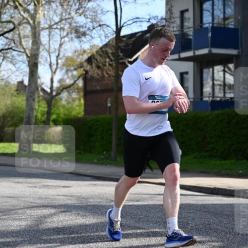 12.04.2026 - 45. Internationalen Wilhelmsburger Insellauf J. Mangold http://msf.ph/oto/9455121 12.04.2026 10:24:00 Ziel 3476, 2702, 3351, 3813, 4052, 2595, 2595, 4143 meine-sportfotos.de