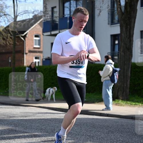12.04.2026 - 45. Internationalen Wilhelmsburger Insellauf J. Mangold http://msf.ph/oto/9455124 12.04.2026 10:24:01 Ziel 3476, 2702, 3351, 3813, 4052, 2595, 4143 meine-sportfotos.de