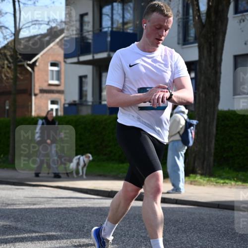12.04.2026 - 45. Internationalen Wilhelmsburger Insellauf J. Mangold http://msf.ph/oto/9455126 12.04.2026 10:24:01 Ziel 3476, 2702, 3351, 3813, 4052, 2595, 4143 meine-sportfotos.de