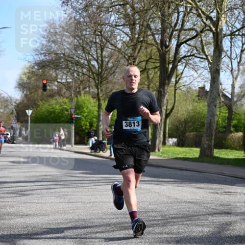 12.04.2026 - 45. Internationalen Wilhelmsburger Insellauf J. Mangold http://msf.ph/oto/9455128 12.04.2026 10:24:13 Ziel 3813, 4052, 2595, 4143, 5609, 4296 meine-sportfotos.de