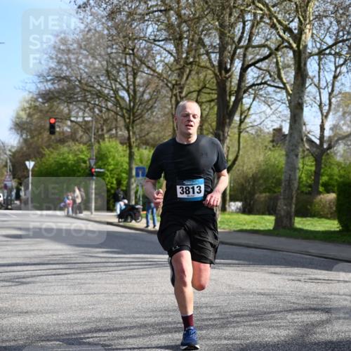 12.04.2026 - 45. Internationalen Wilhelmsburger Insellauf J. Mangold http://msf.ph/oto/9455129 12.04.2026 10:24:13 Ziel 3813, 4052, 2595, 4143, 5609, 4296 meine-sportfotos.de