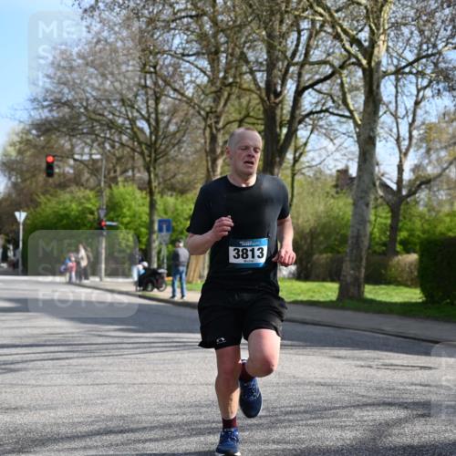 12.04.2026 - 45. Internationalen Wilhelmsburger Insellauf J. Mangold http://msf.ph/oto/9455130 12.04.2026 10:24:13 Ziel 3813, 4052, 2595, 4143, 5609, 4296 meine-sportfotos.de