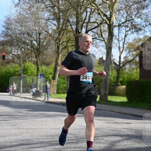 12.04.2026 - 45. Internationalen Wilhelmsburger Insellauf J. Mangold http://msf.ph/oto/9455133 12.04.2026 10:24:13 Ziel 3813, 4052, 2595, 4143, 5609, 4296 meine-sportfotos.de