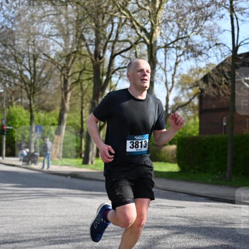 12.04.2026 - 45. Internationalen Wilhelmsburger Insellauf J. Mangold http://msf.ph/oto/9455136 12.04.2026 10:24:13 Ziel 3813, 4052, 2595, 4143, 5609, 4296 meine-sportfotos.de