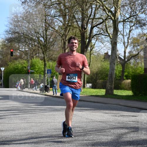 12.04.2026 - 45. Internationalen Wilhelmsburger Insellauf J. Mangold http://msf.ph/oto/9455142 12.04.2026 10:24:21 Ziel 3813, 4052, 2595, 4143, 5609, 4296, 5609, 4296, 3558, 4495, 5415 meine-sportfotos.de