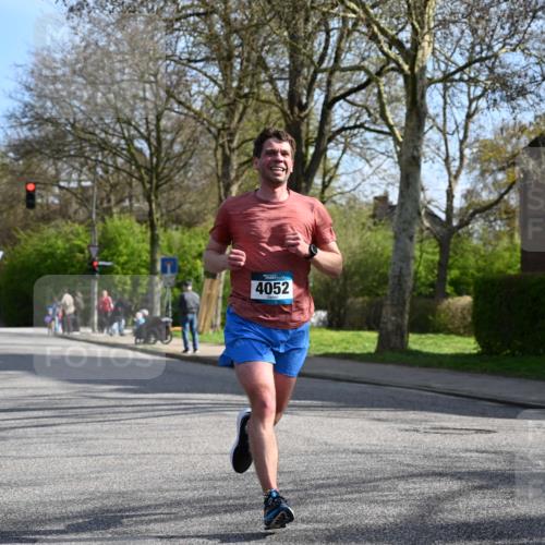 12.04.2026 - 45. Internationalen Wilhelmsburger Insellauf J. Mangold http://msf.ph/oto/9455143 12.04.2026 10:24:21 Ziel 3813, 4052, 2595, 4143, 5609, 4296, 5609, 4296, 3558, 4495, 5415 meine-sportfotos.de