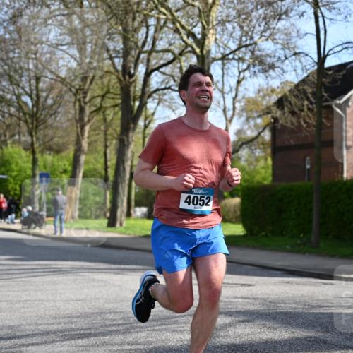 12.04.2026 - 45. Internationalen Wilhelmsburger Insellauf J. Mangold http://msf.ph/oto/9455151 12.04.2026 10:24:21 Ziel 3813, 4052, 2595, 4143, 5609, 4296, 5609, 4296, 3558, 4495, 5415 meine-sportfotos.de